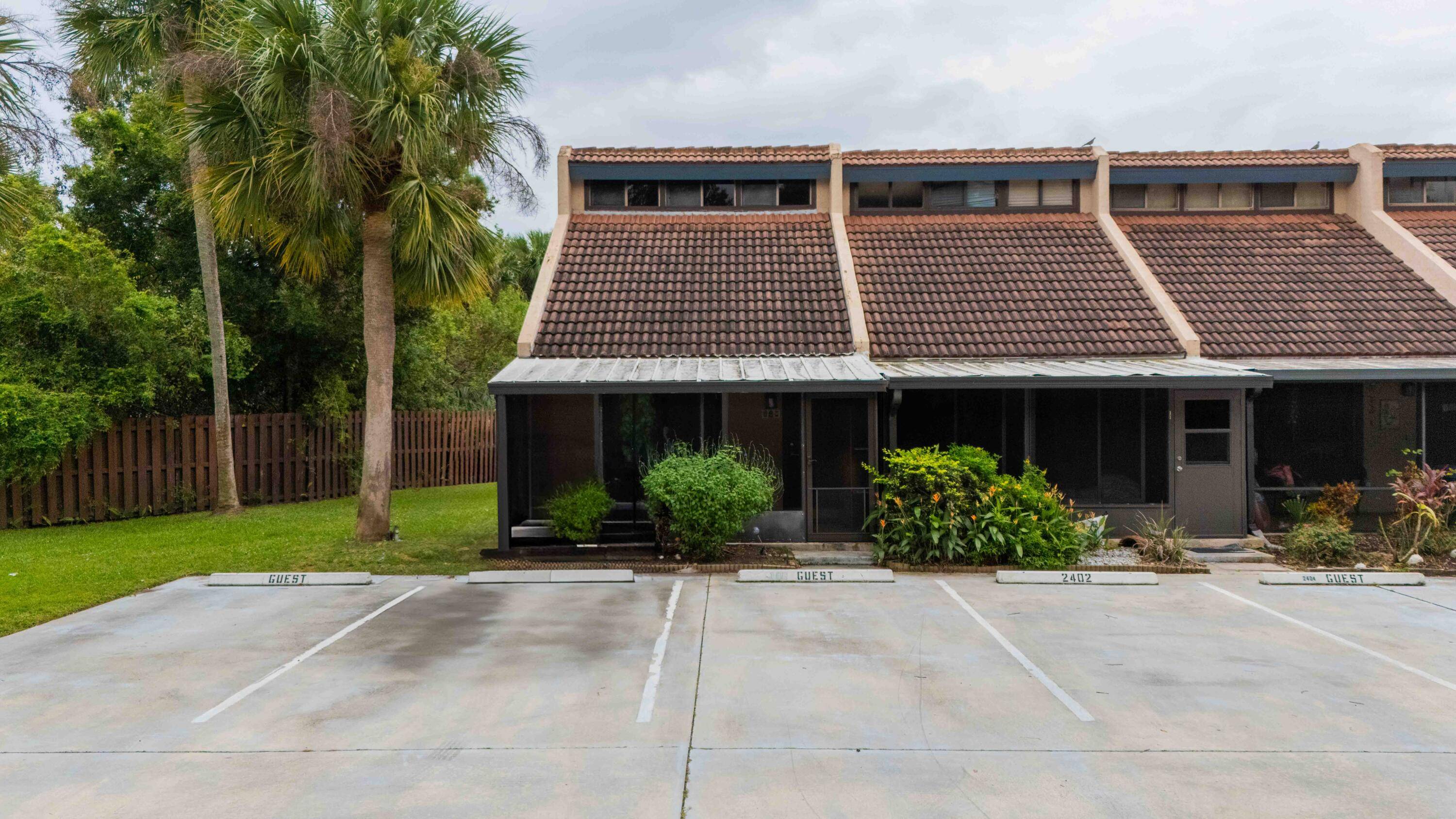 Welcome home to this delightful and cozy 1 bedroom, 1 bathroom townhome with a loft that could easily serve as a second bedroom.