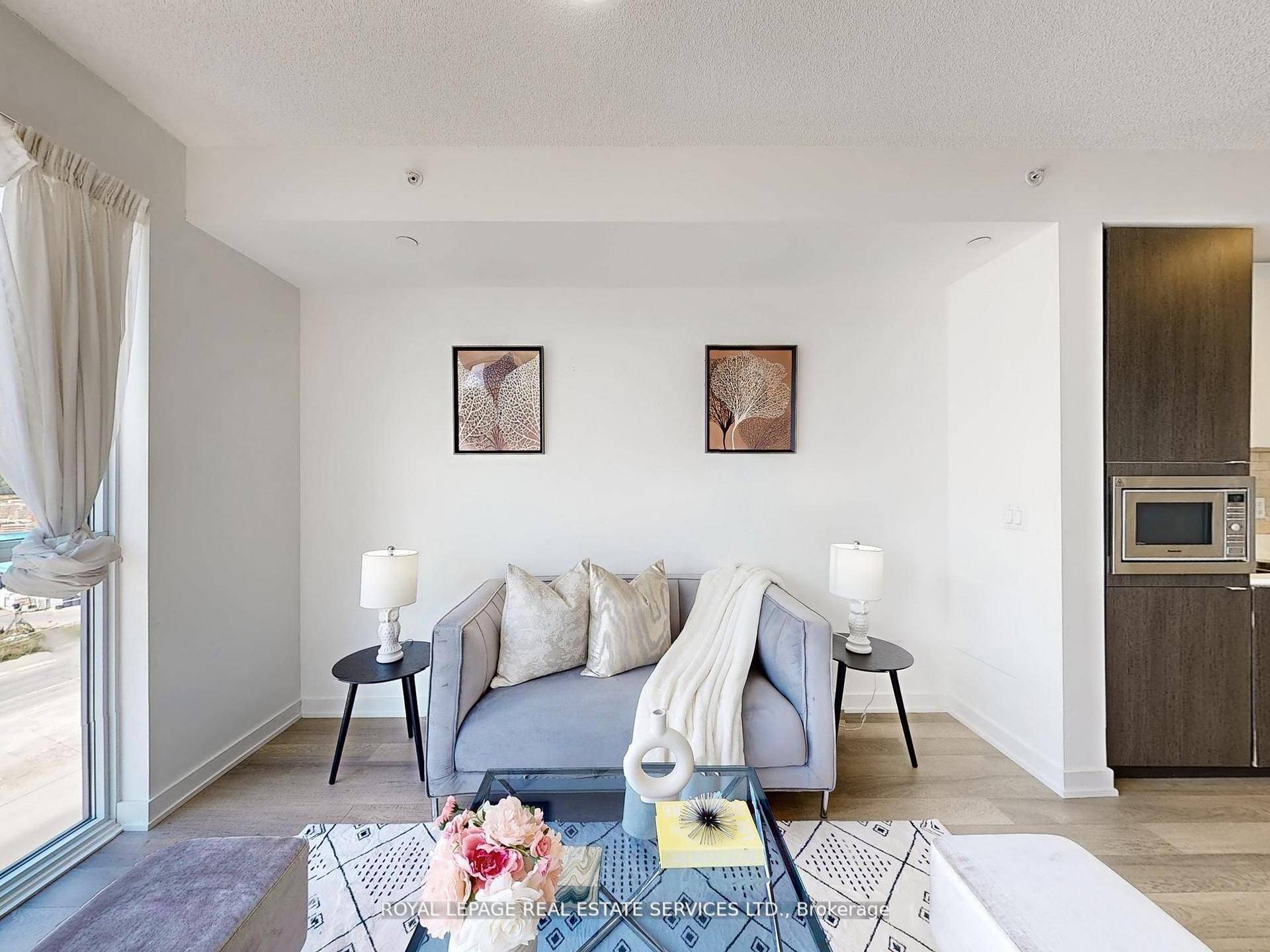 Welcome to this stylish 1 Bedroom Den suite at The Link Condos, located in Burlington's sought after Orchard community !