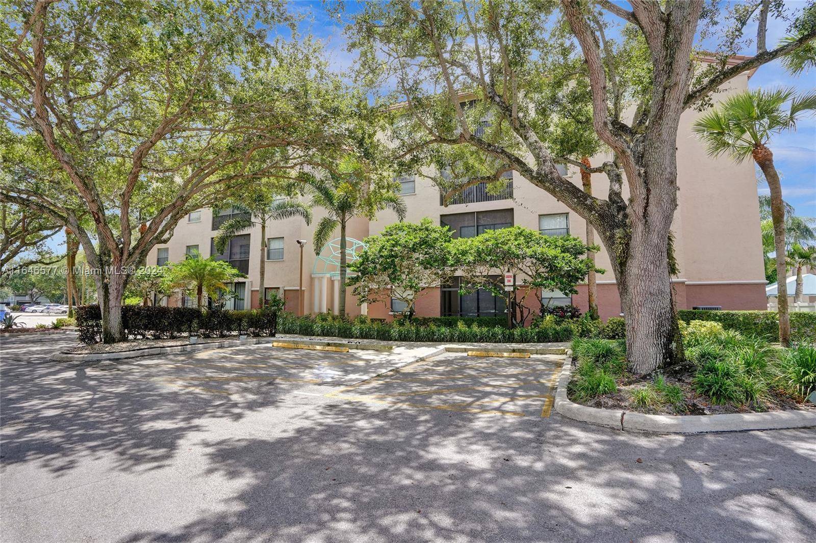 Don t miss this beautifully updated 3 bed, 2 bath condo in the desirable Coconut Creek Township.