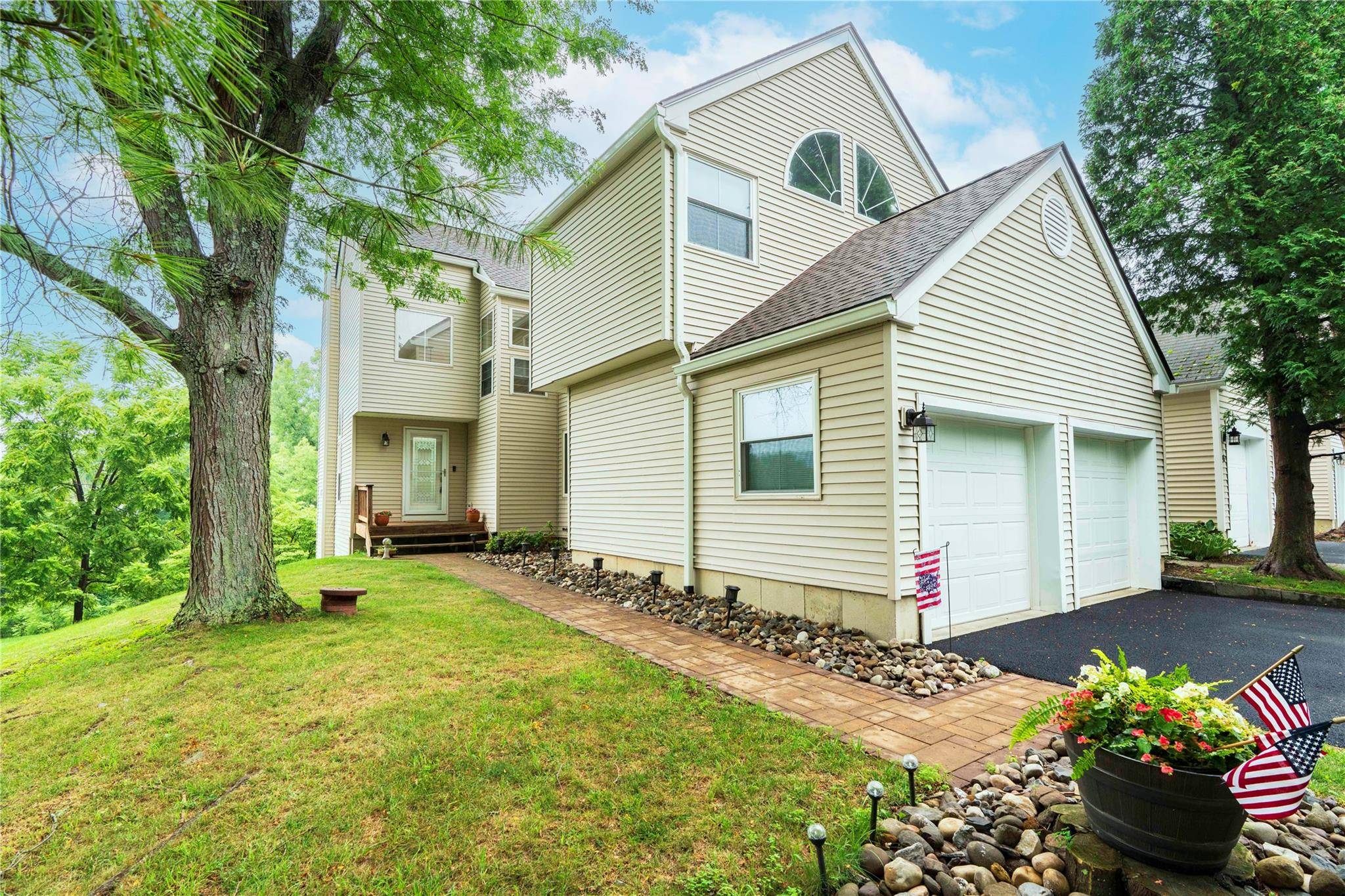 Located in Dalton farm, this end unit gorgeous townhouse with 2 3 bedrooms and 2.