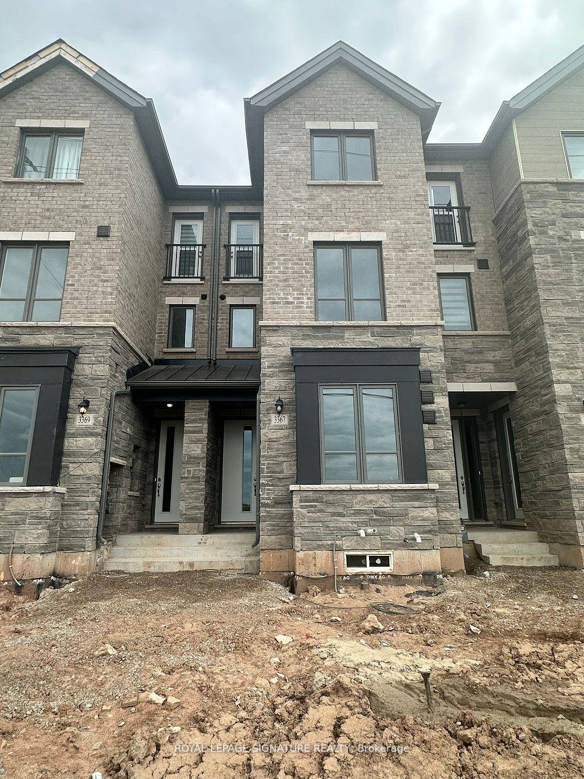 Stylish 3 Bed Office Den Townhome in Oakville's Uptown Core !