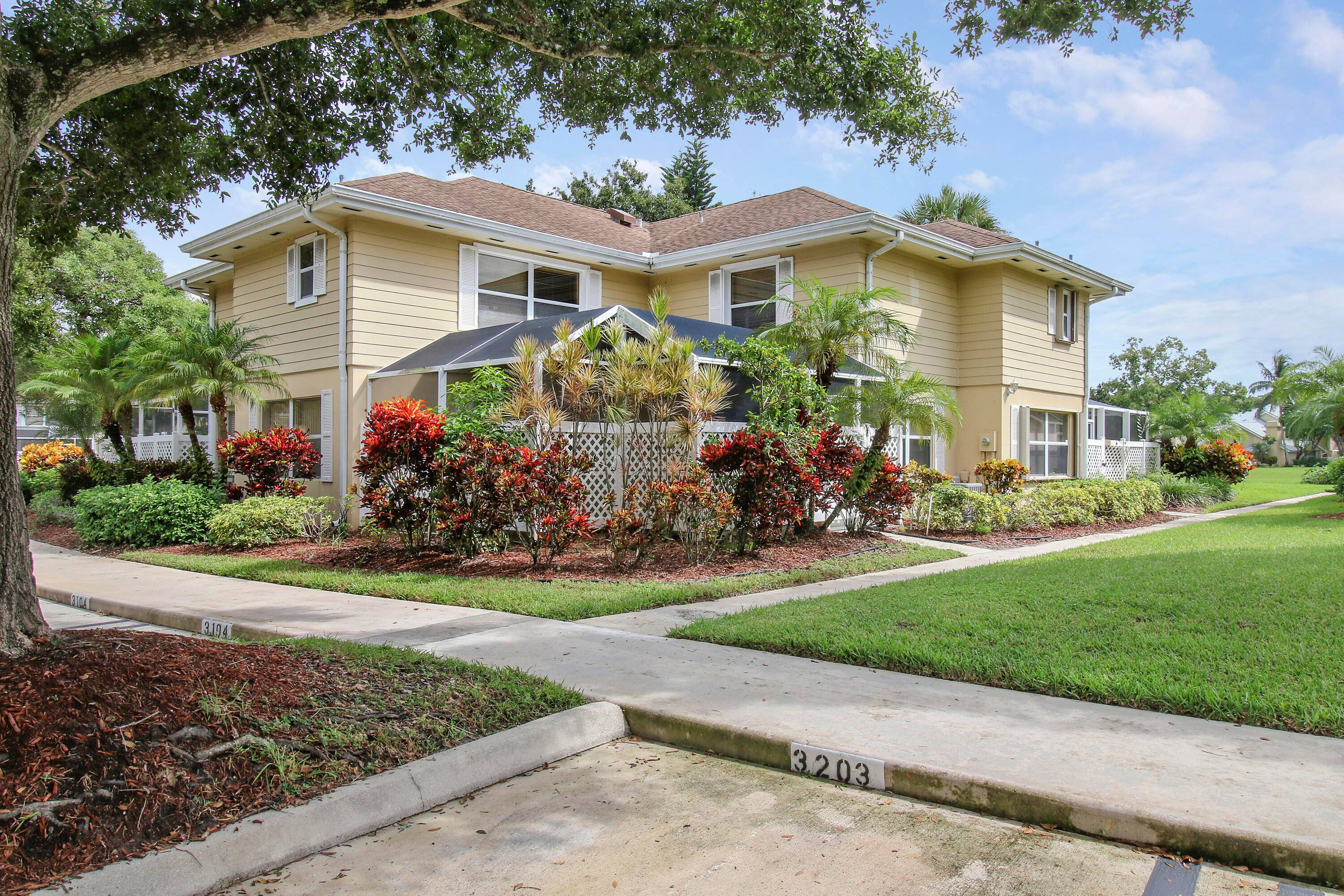 Discover this beautiful townhouse in the heart of Boynton Beach !