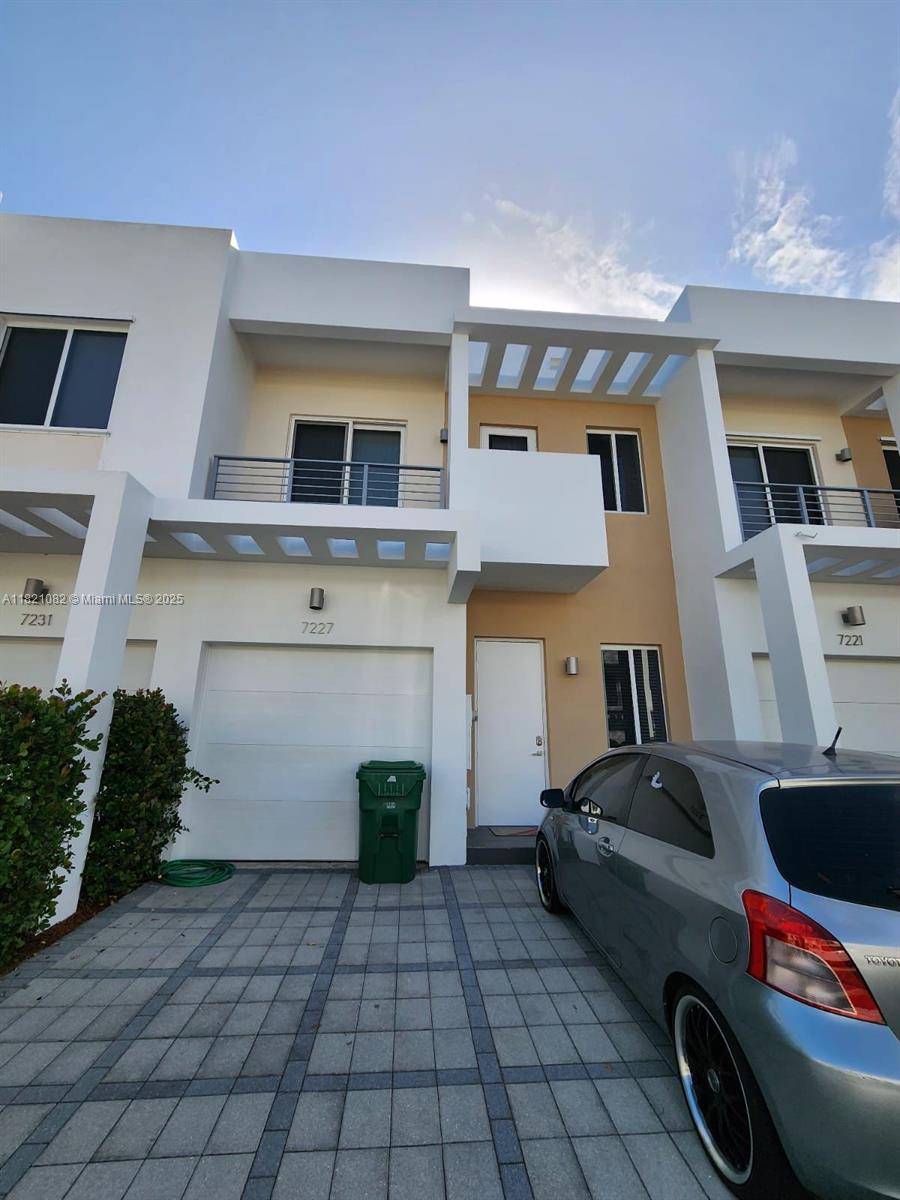 Discover luxury living in the esteemed gated community of NEOVITA Doral with this stunning townhouse.