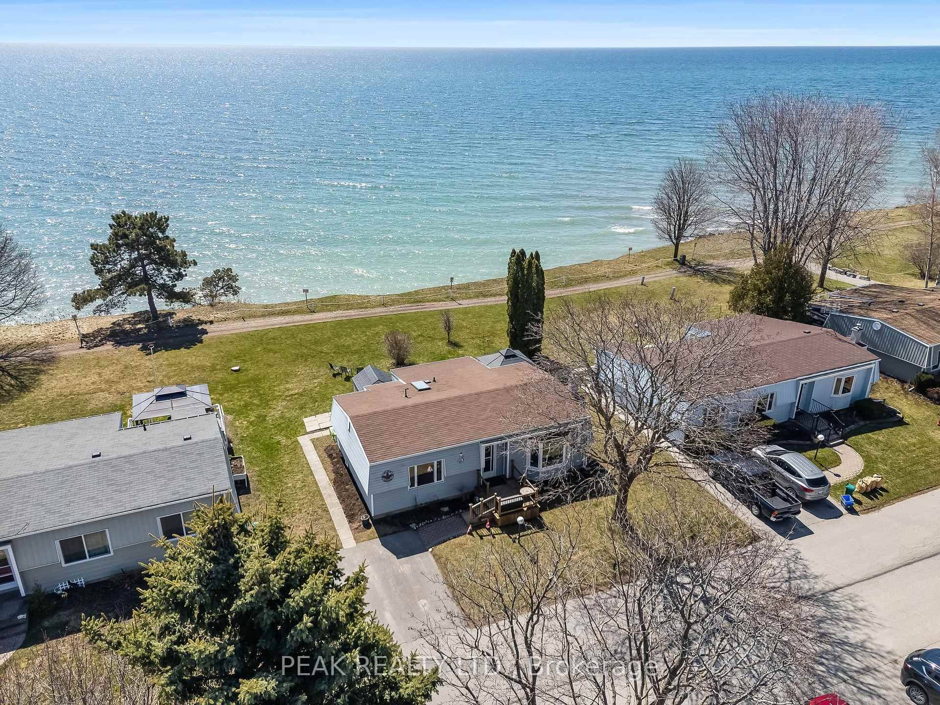 Exceptional Lakeside Retirement Living in Wilmot Creek !
