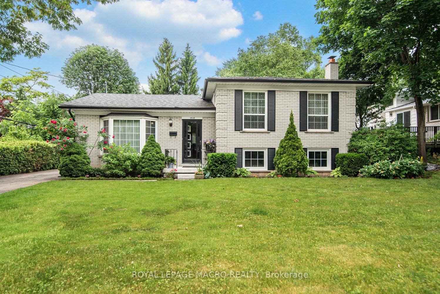 Beautiful detached 4 level side split all brick, in sought after Mountainside location.