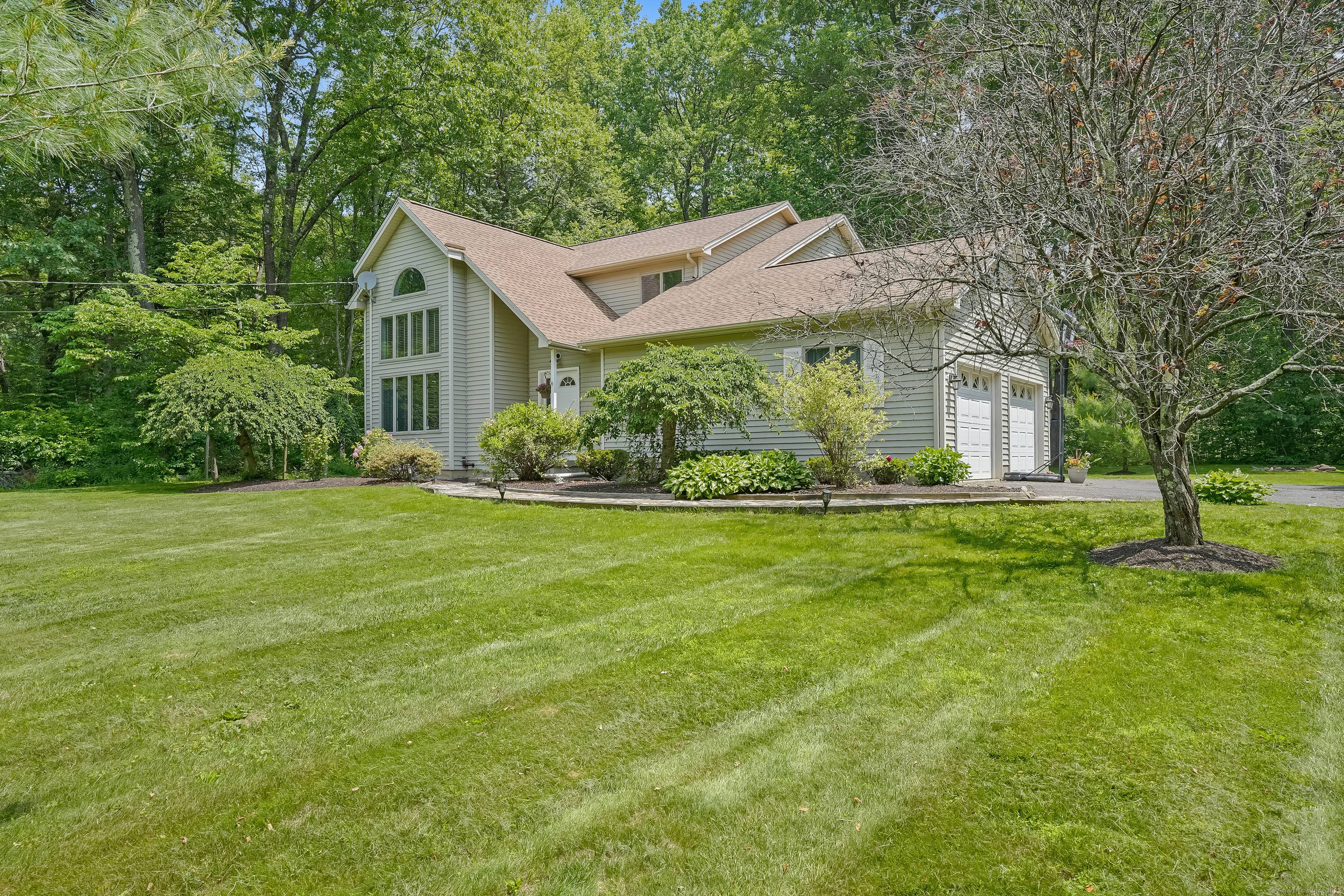 Beautiful Home Near Candlewood Lake !