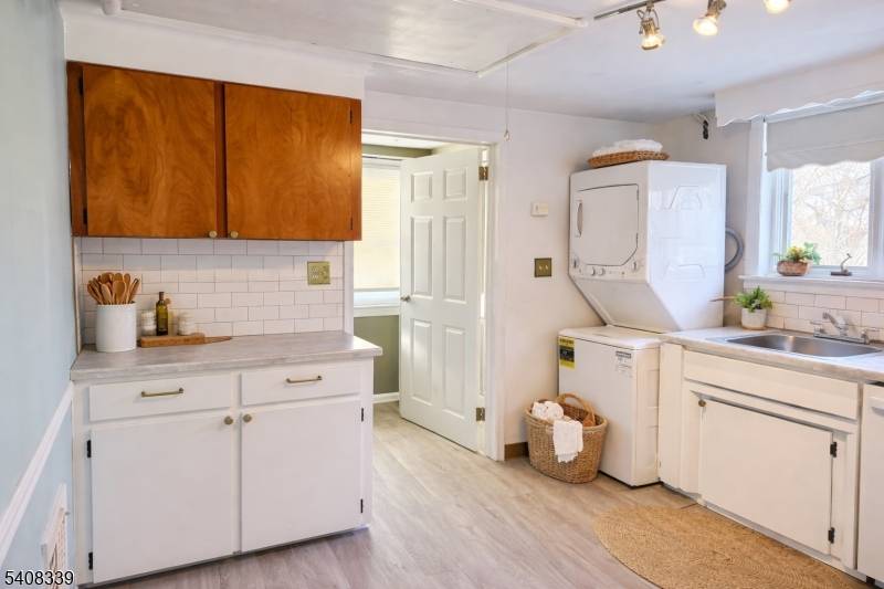 Bright and spacious 3 ? 4 bedroom, one bath apartment located on the second floor of a home set on a quiet cul de sac street.