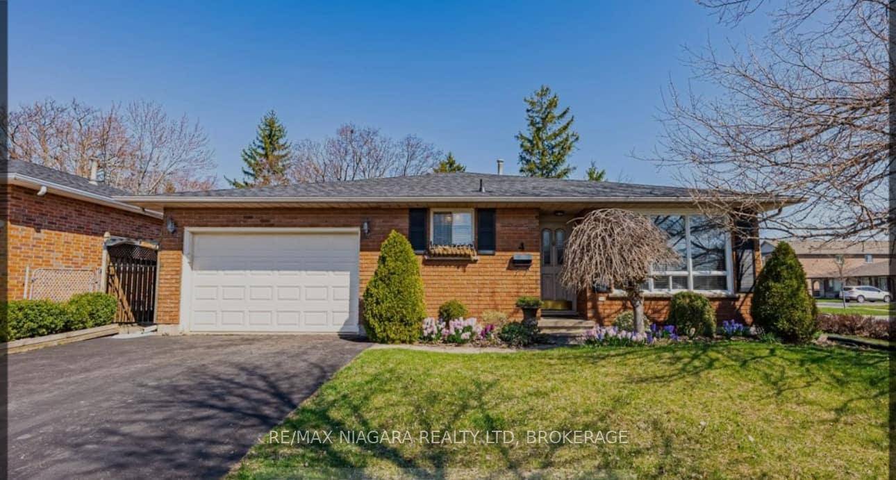 Just reduced. For the investor or large families Nestled in the sought after North end of Welland, this expansive 4 level backsplit, family boasts 6 bedrooms and 2 full bathrooms ...