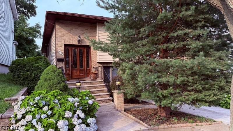 Welcome to this magnificent 2, 736 sq ft custom built bi level home that combines timeless elegance with everyday comfort.