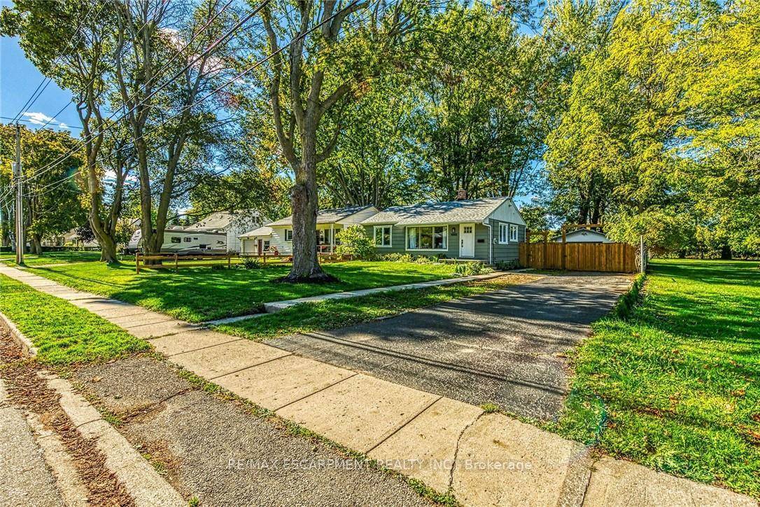 Beautifully presented one floor home plus 400sf detached garage located in established Dunnville neighborhood offering close proximity to this Grand River town's amenities.