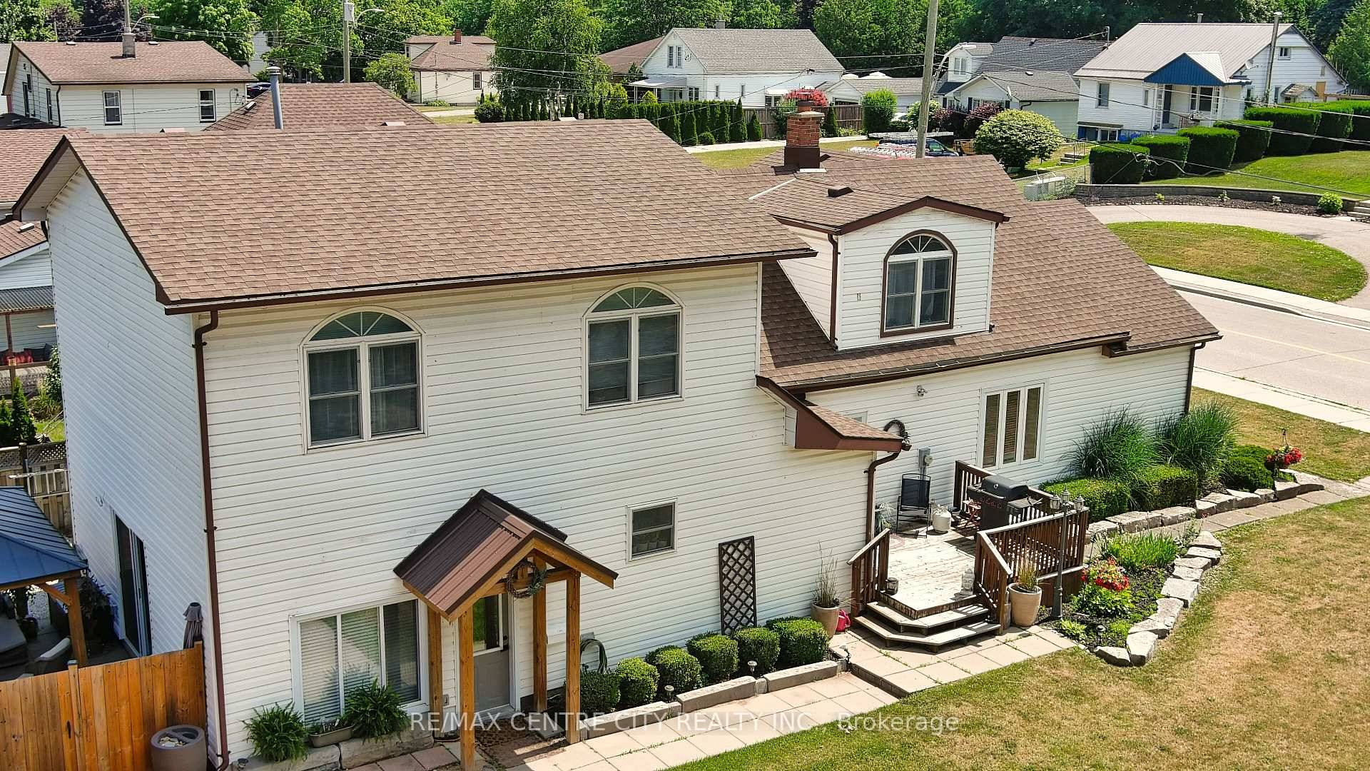 Attention large families and multi generational households, this is the home you've been waiting for !