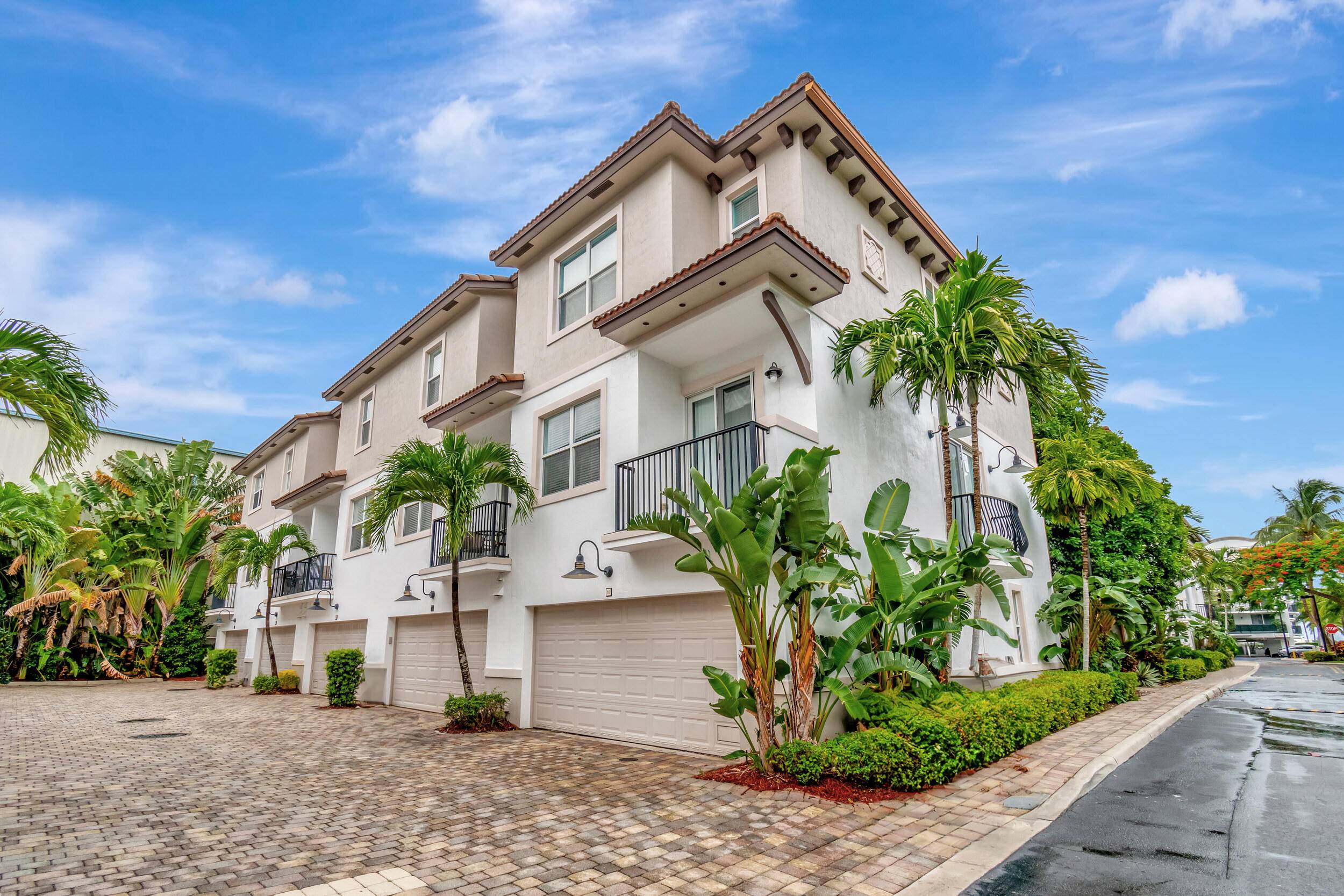 BEACHY KEEN ! This is the perfect townhouse for a SEASONAL RENTAL in a luxurious intracoastal community in Boynton Beach.