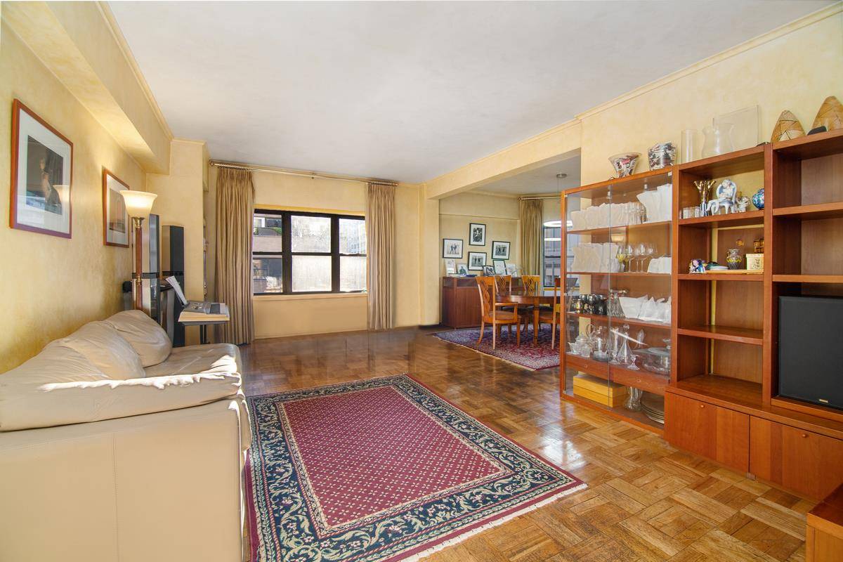 BACK ON THE MARKET DEAL FELLTHROUGHSprawling 2 bedroom apartment, approx.