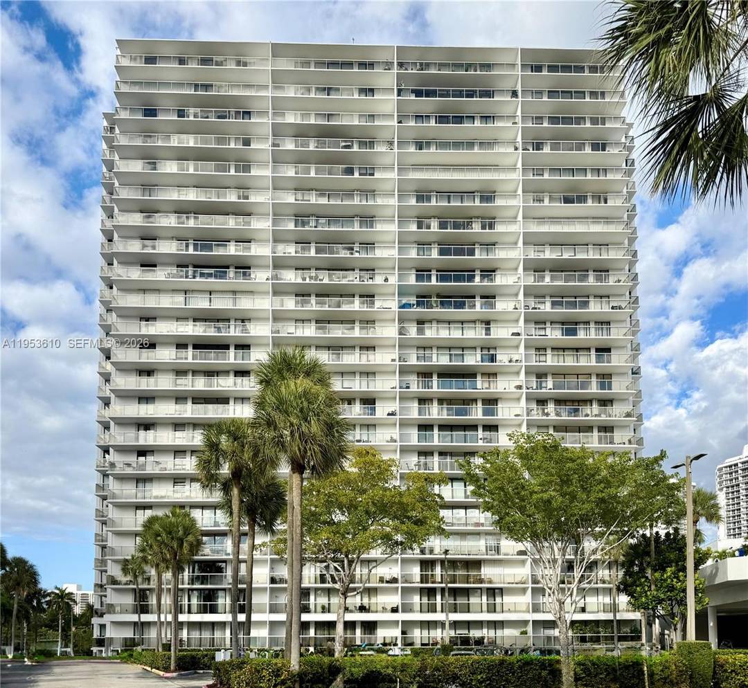 Stunning 2 bedroom, 2 bathroom residence in the heart of Aventura, offering the Turnberry golf course and unforgettable sunsets.