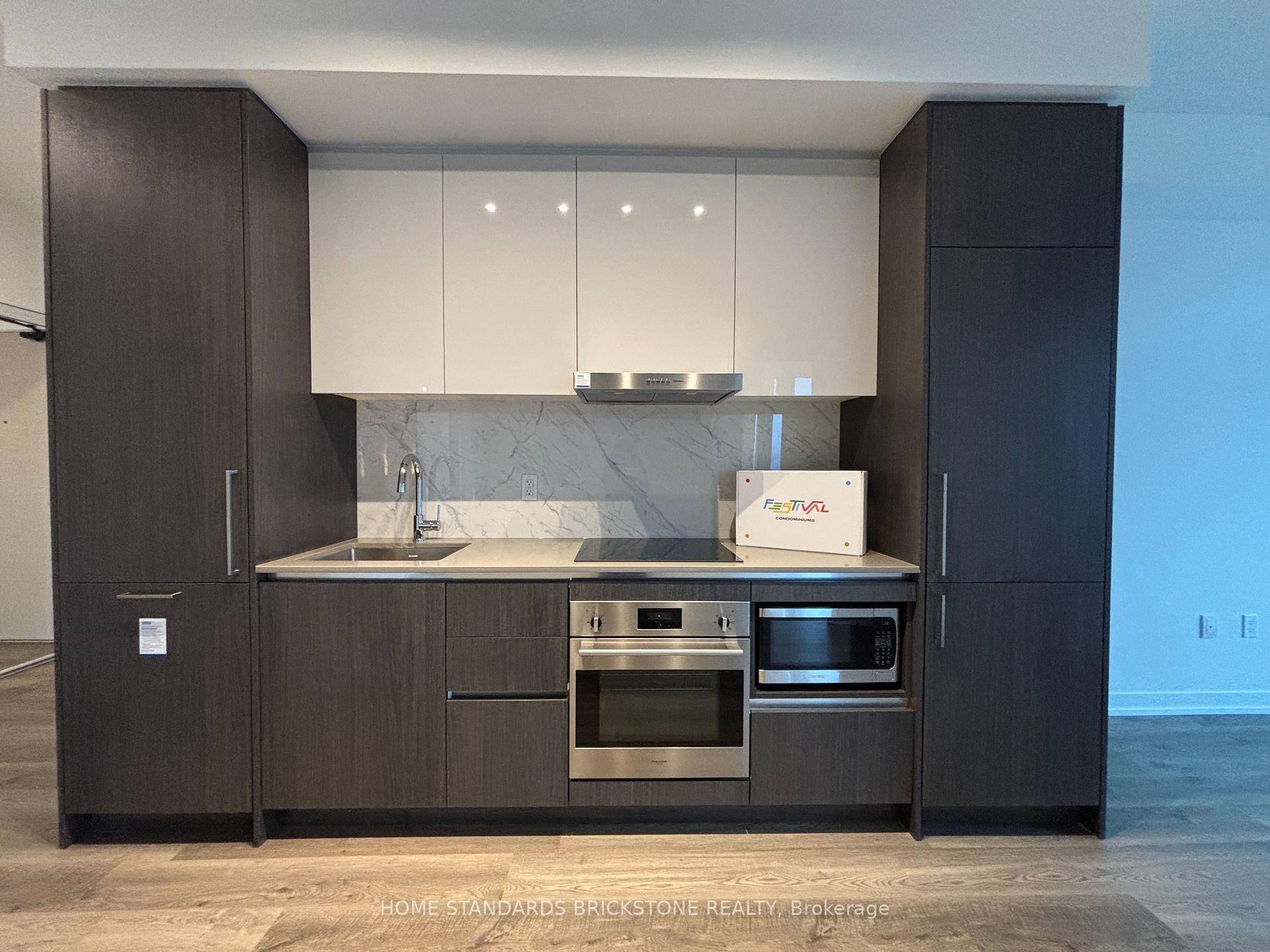 Bright amp ; Spacious 2 Bed, 2 Bath SW Corner Unit with Stunning View Parking !
