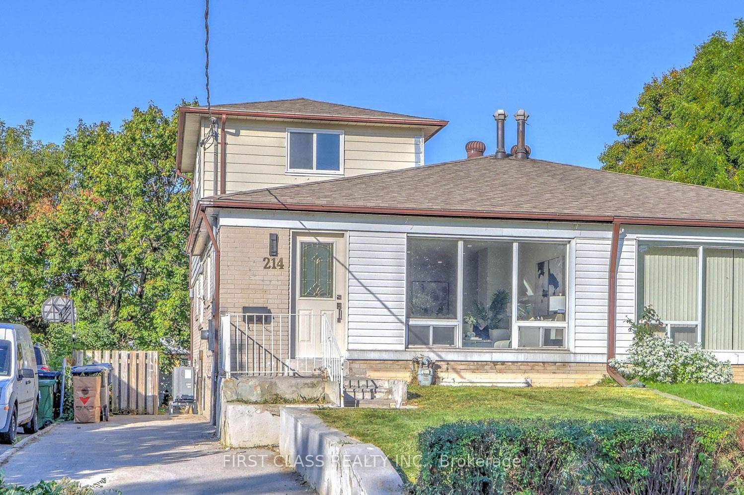 Absolutely Gorgeous Quality 2 Storey Semi on a Wide 30x104 Ft Lot !