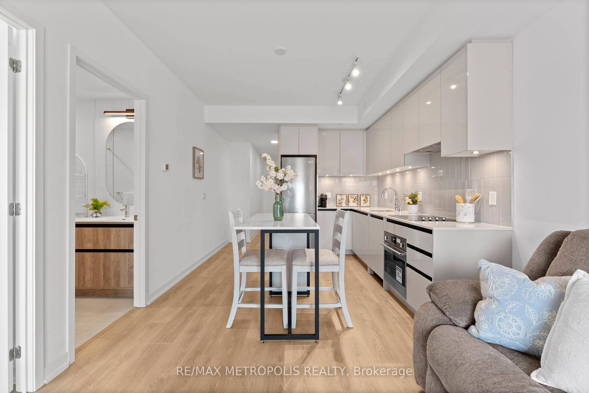 Welcome to Boulevard at The Thornhill, a stylish Daniels built condo offering one of the largest 1 bedroom layouts in the building at 581 sqft.