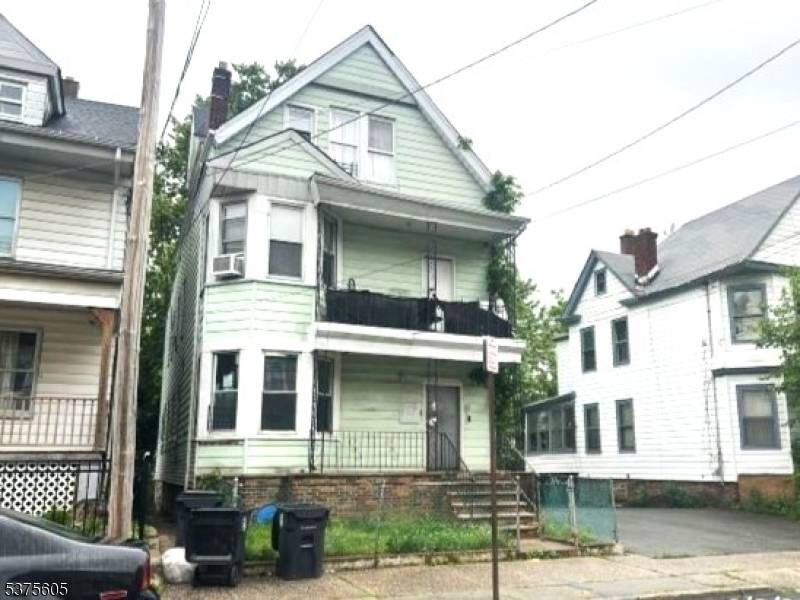 3 FAMILY HOME GREAT INVESTMENT POTENTIALLocated in a bustling urban neighborhood, this 3 family property offers an excellent opportunity for investors or owner occupants looking to generate rental income.