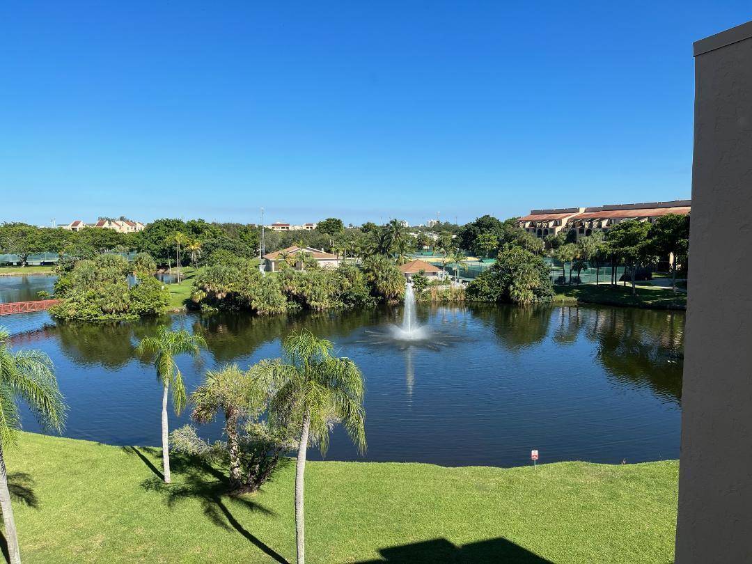 All ages, bright and spacious unit with stunning Lake views.
