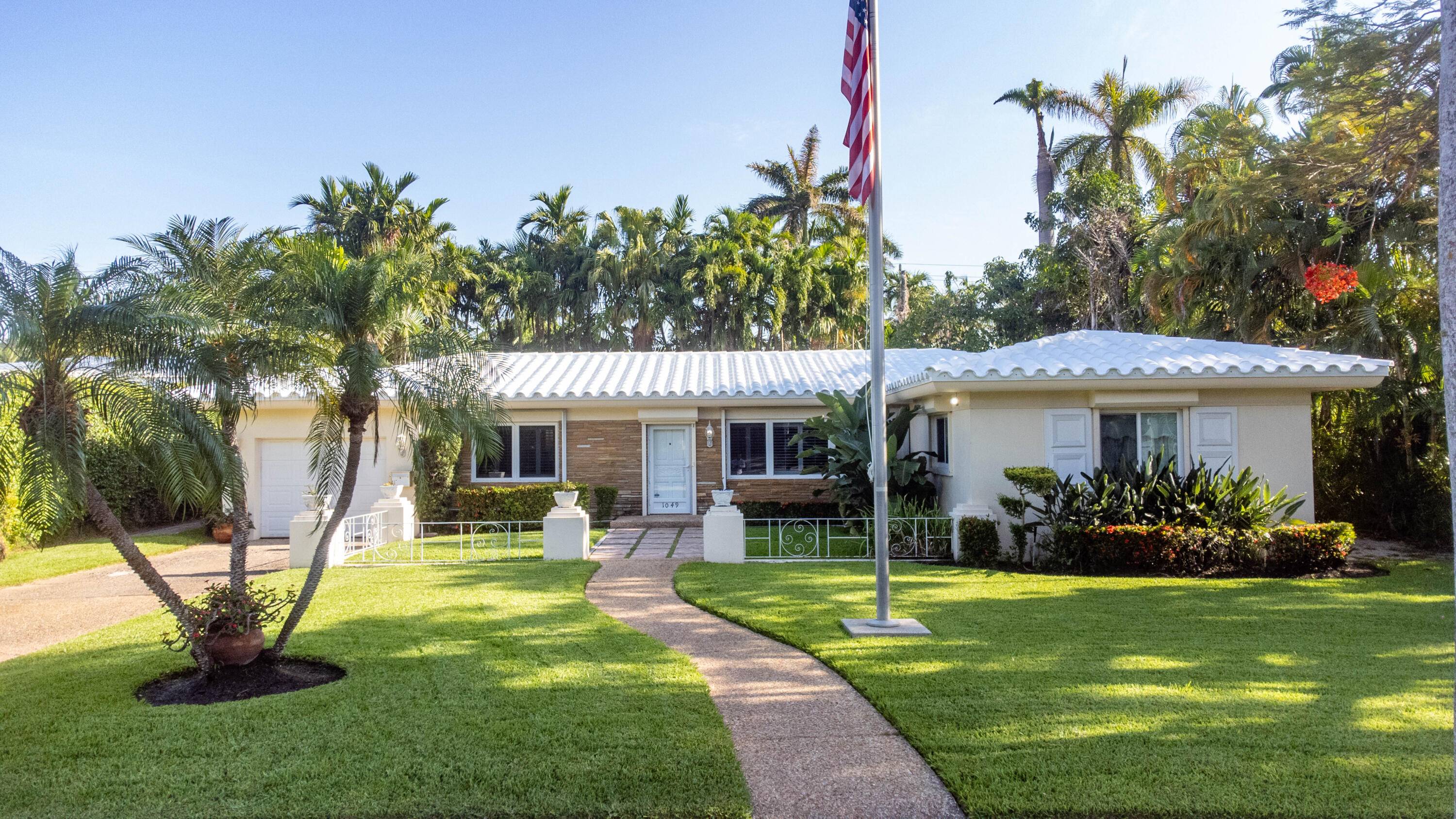 You've found the PERFECT location within Hollywood Lakes !