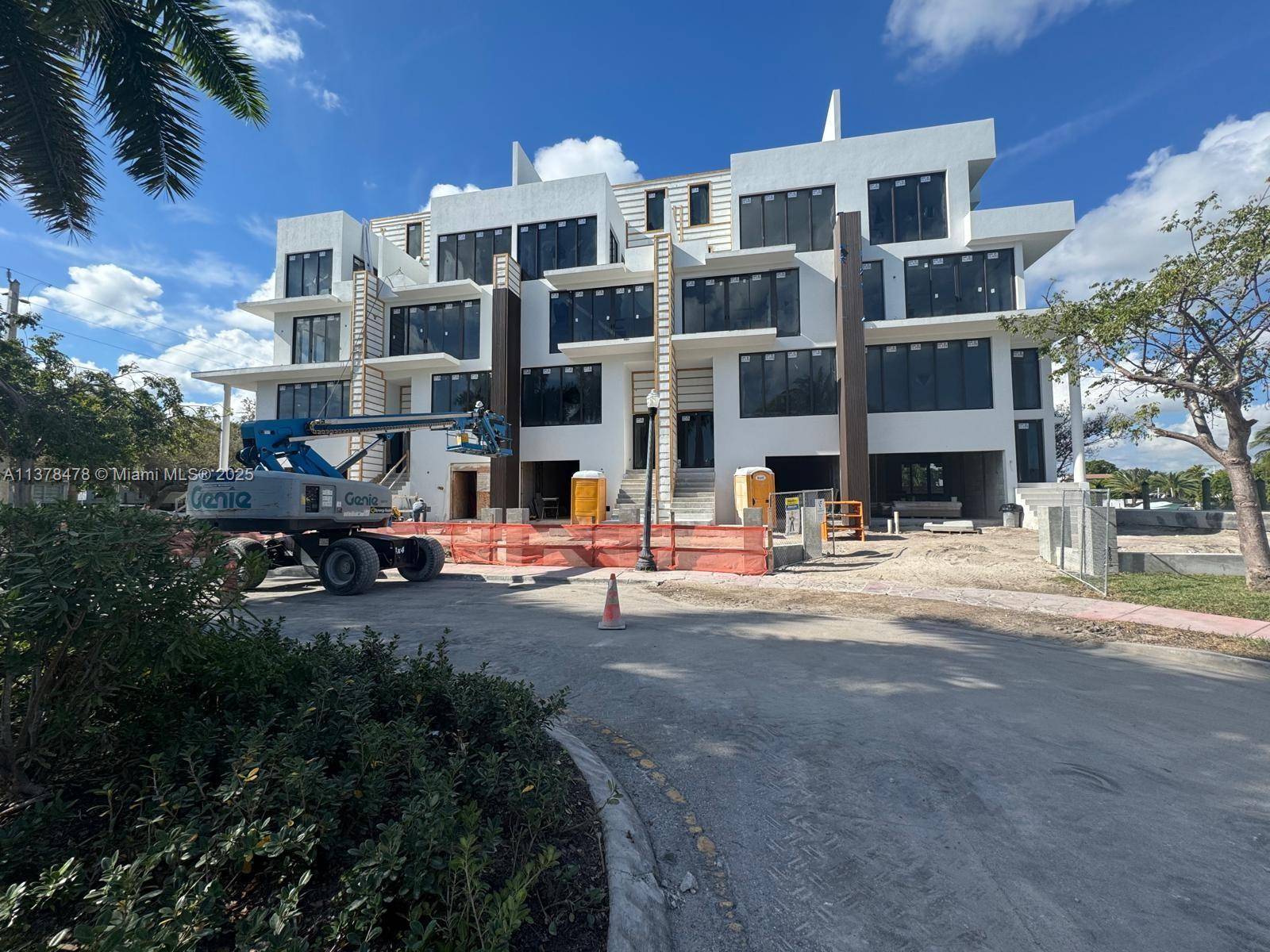 NEW CONSTRUCTION ! ! ! LA LINDA TOWNHOMES is a luxury five townhome complex in Miami Beach exclusive Normandy Isles.