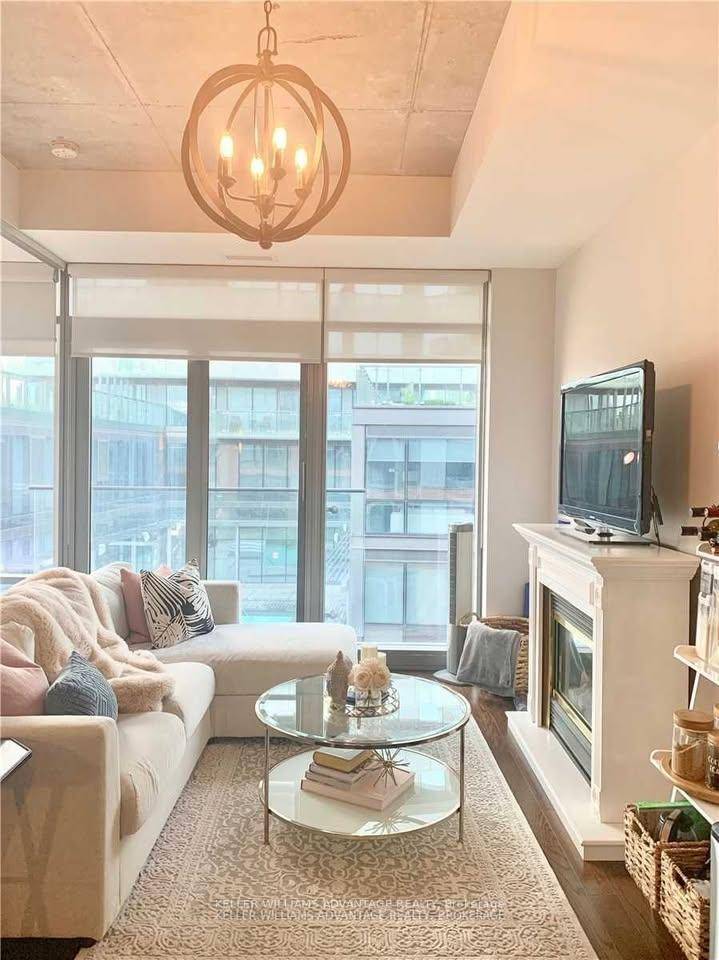 Talk about location ! Stunning, Bright and Beautiful 1 1 condo in the heart of the beautiful Distillery District.