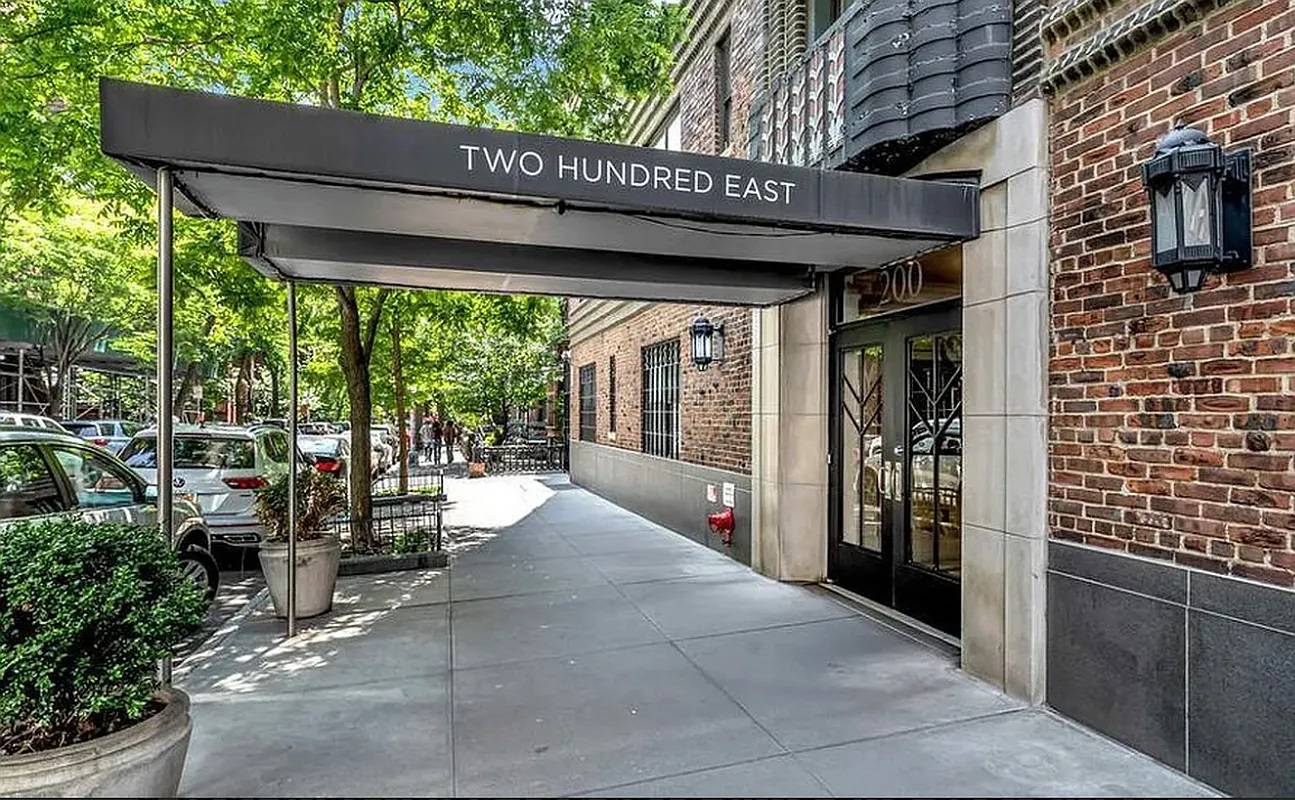 No board approval required for this superb studio at 200 East 16th Street !