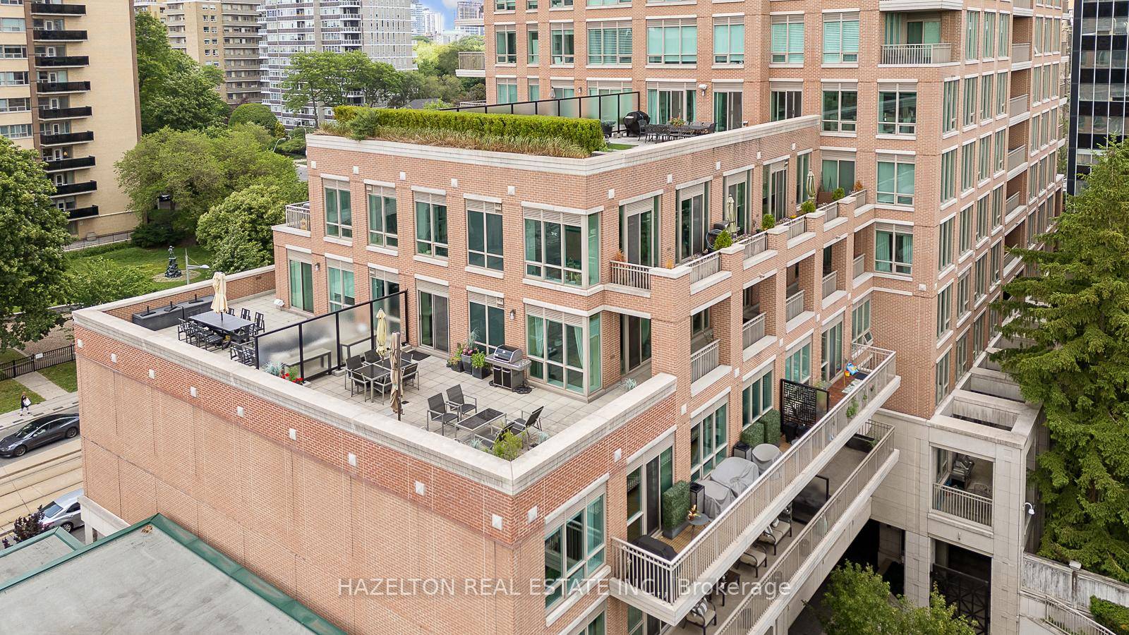 Calling all gardeners sun worshipers or just all of us who dream of a huge terrace this is the perhaps the best outdoor in the area.