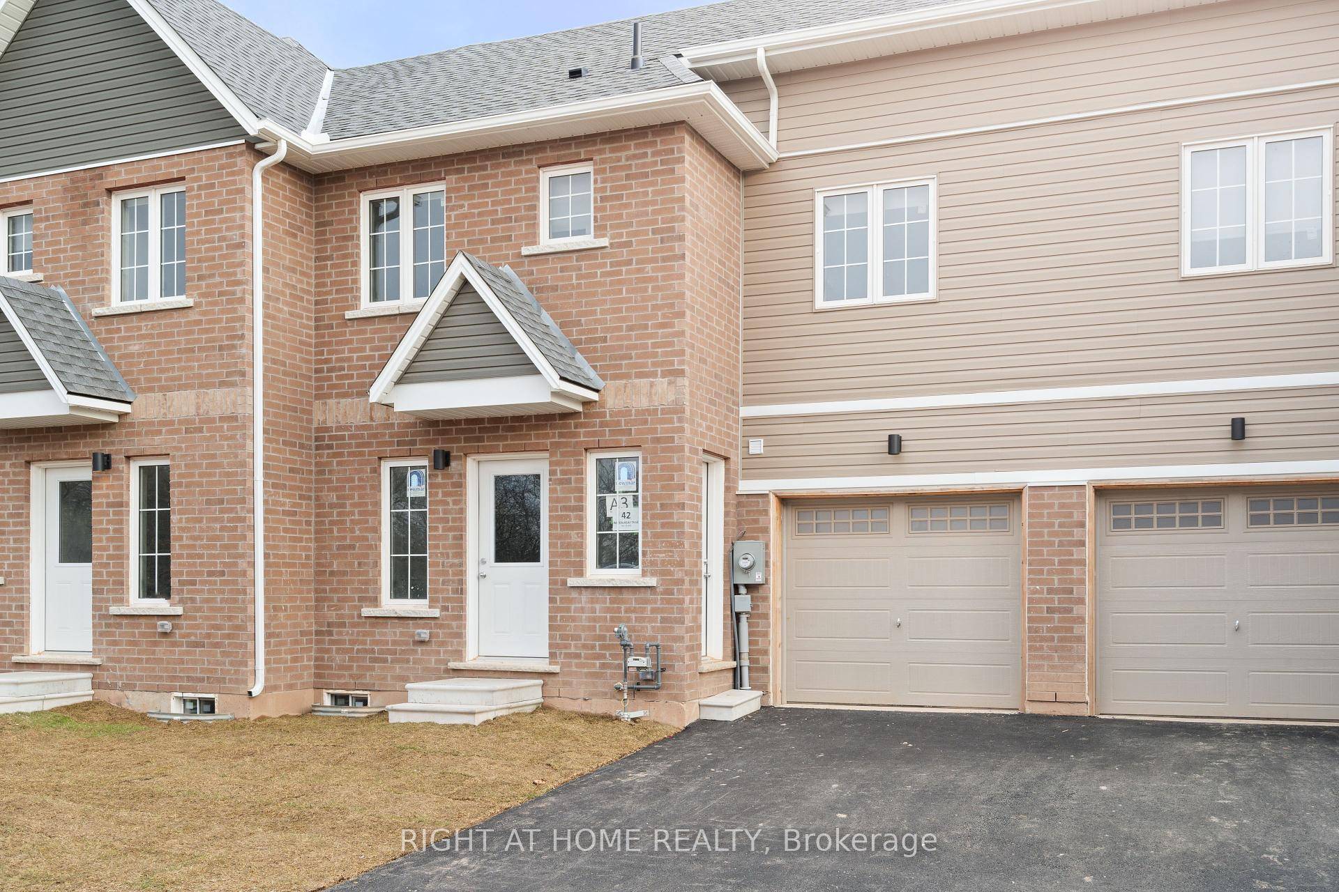 This Welland townhouse not only offers a prime location next to the Welland Canal and next to downtown core in the region of Niagara, it's only 20 minutes from Niagara ...