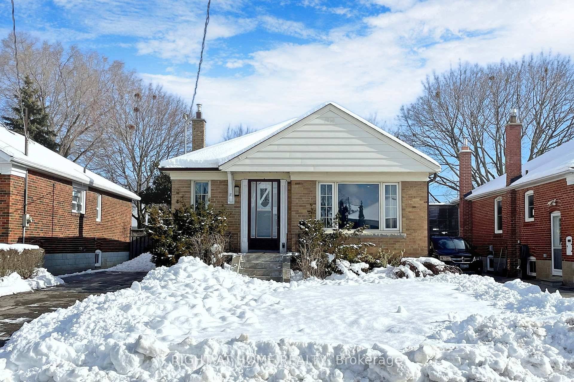 Welcome To This Amazing Three Bedroom And Two Washroom Main Level Unit, Located In A Quiet Family Friendly Wexford Maryvale Community !