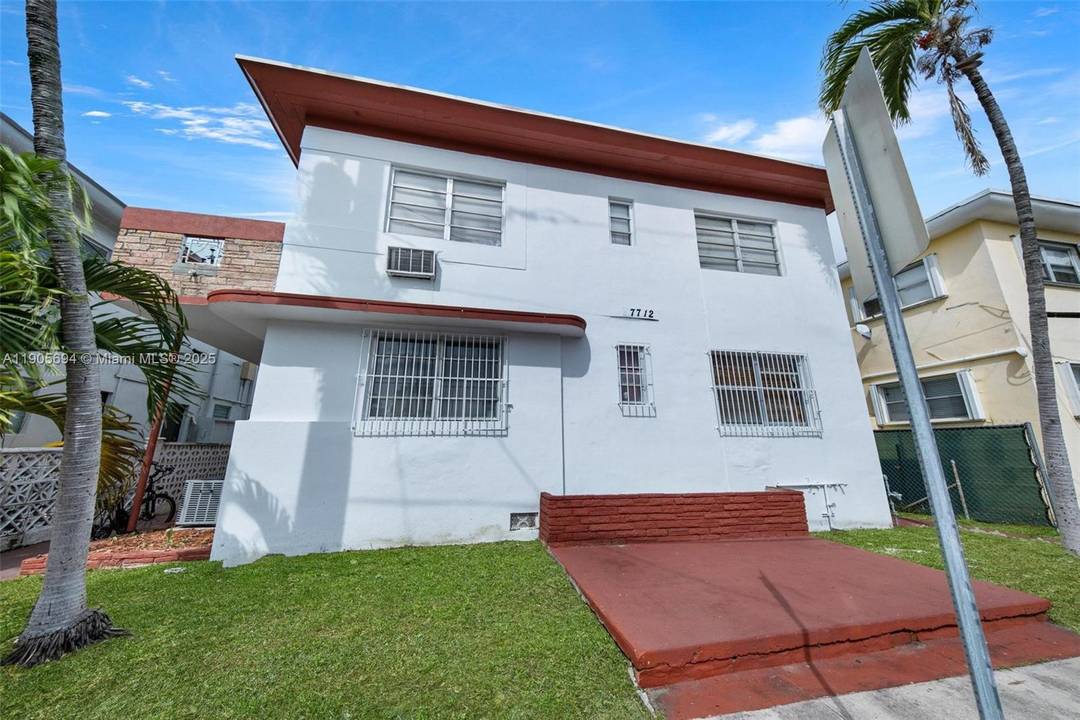 Sunlit Miami Beach Condo Renovated amp ; 4 Blocks from the Ocean !