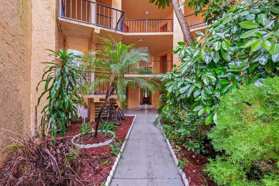 Beautifully remodeled 2 bedroom, 2 bathroom apartment in the heart of Pompano Beach.