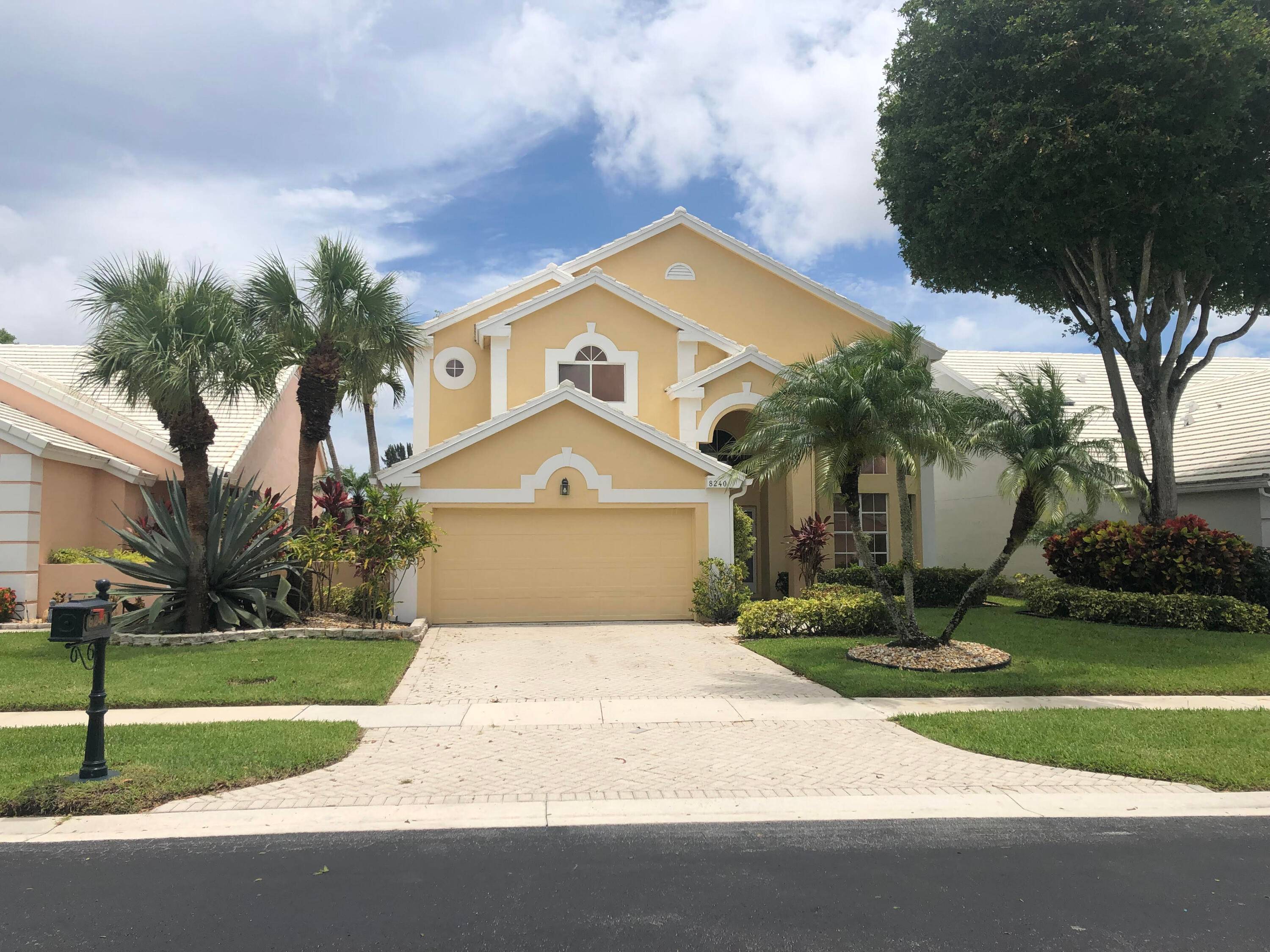 Stunning Jenson Model on an oversized lot in Aberdeen Golf and Country Club.