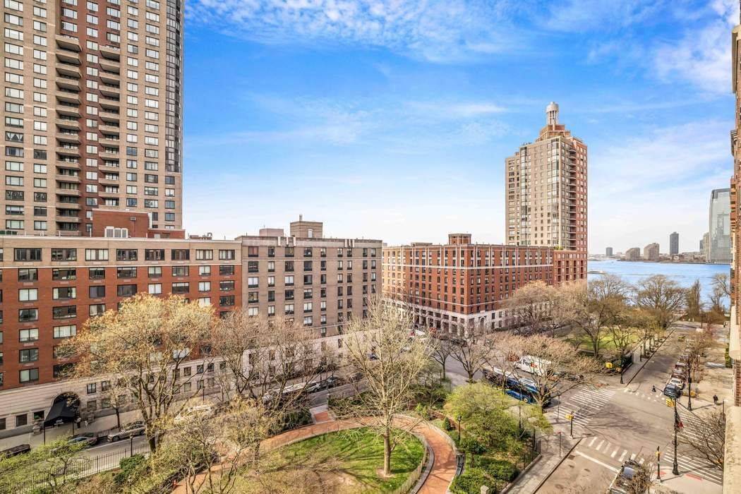 All showings are by appointment only ; kindly contact the listng agent to schedule 30 min in advance.