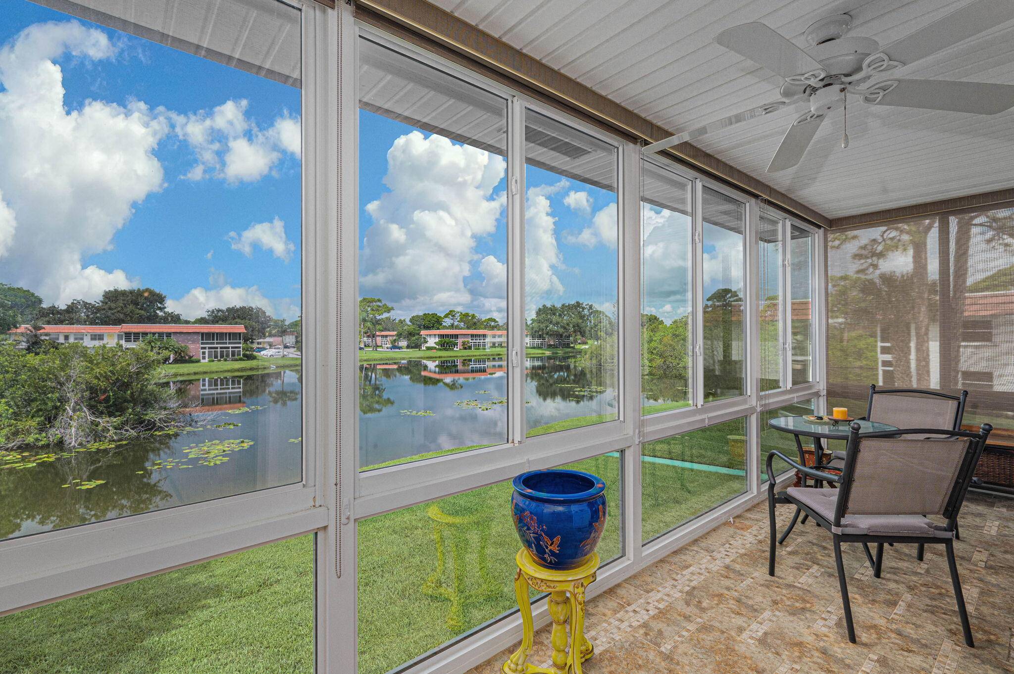 Close to downtown Stuart and the beach !