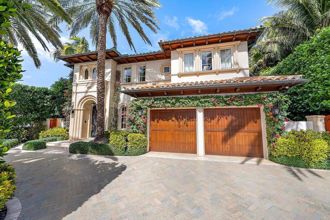 Fabulous in town location just moments to the ocean, Lake Trail, Worth Avenue, and premier dining.