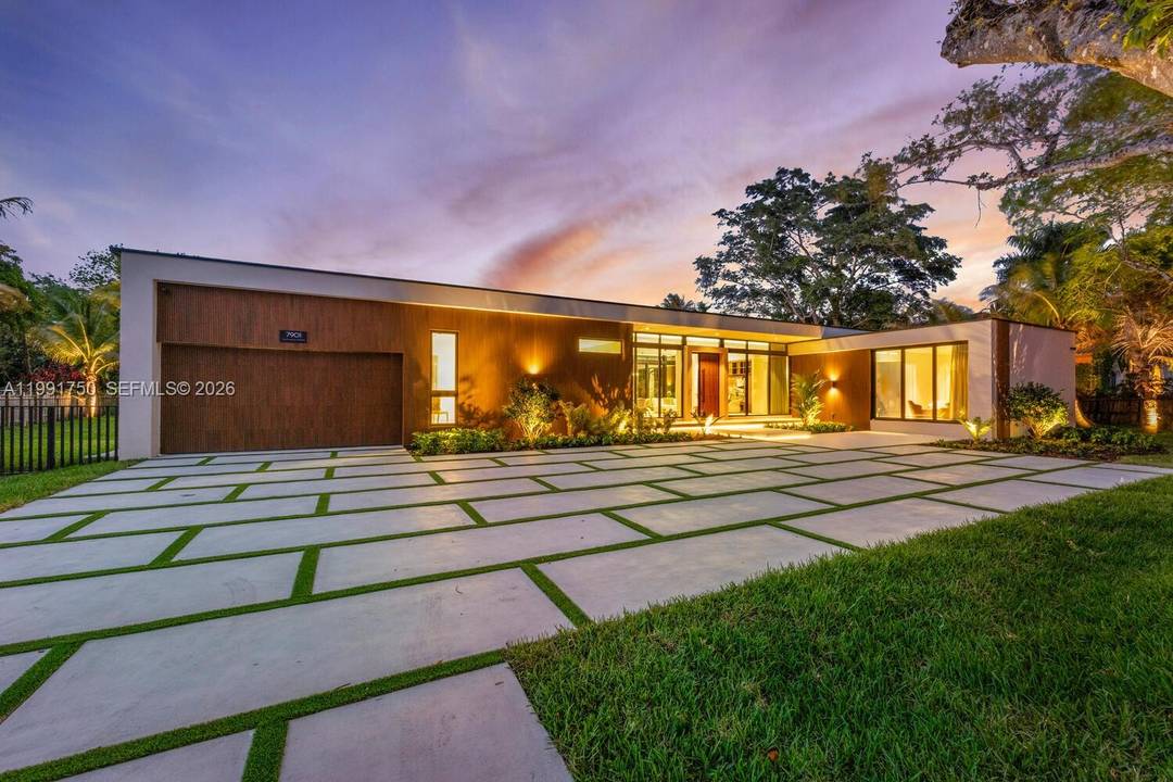 Introducing Casa Pinecrest, a striking modern estate in one of Pinecrest s most coveted neighborhoods, set behind gates on a sprawling 37, 853 sqft lot.
