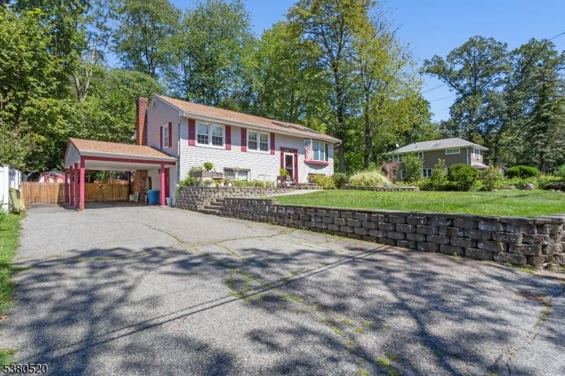 Welcome to this inviting 4 bedroom, 2 bathroom home in the desirable Fayson Lakes community of Kinnelon.