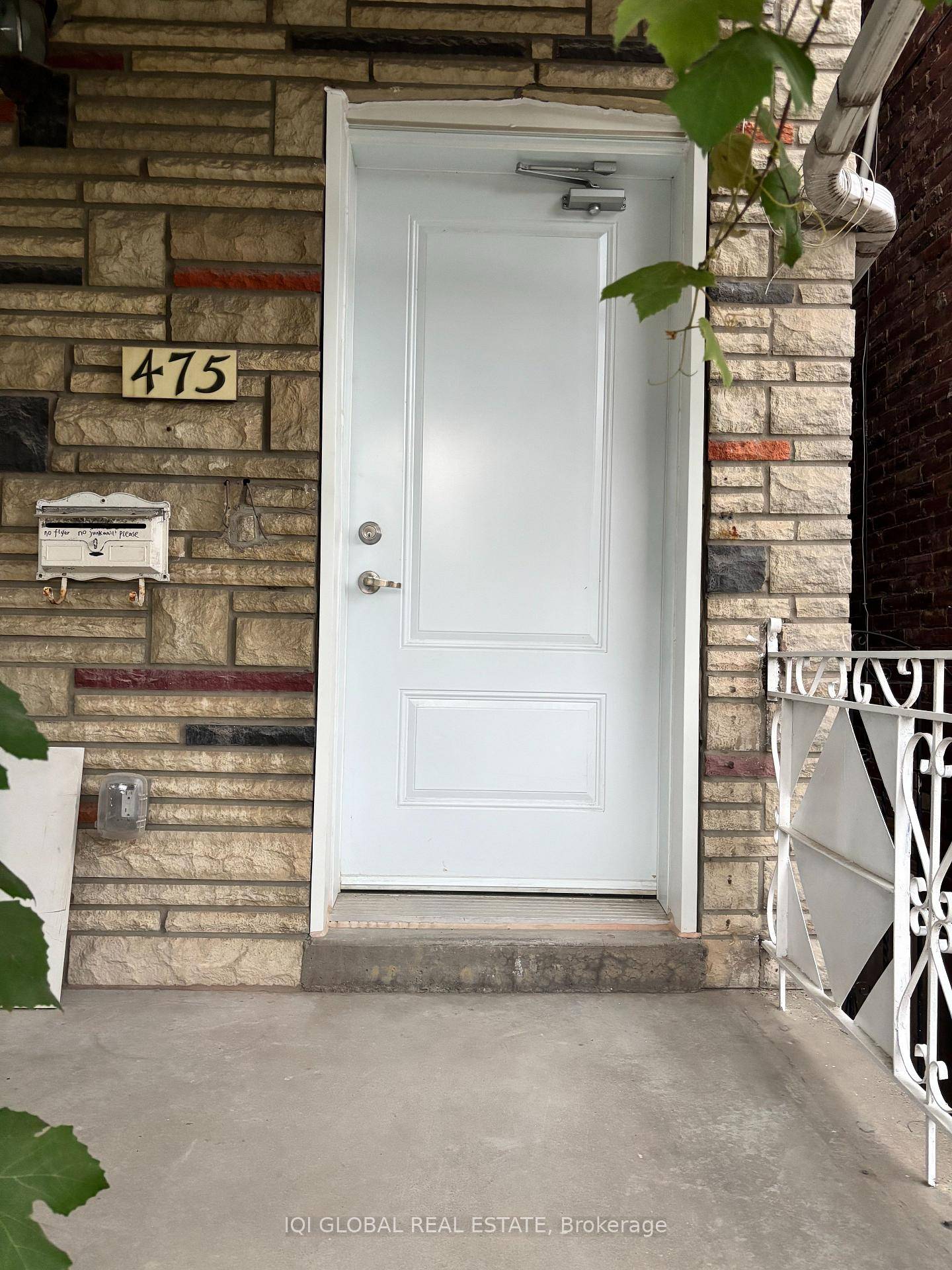 Brand new Legal apartment in Little Italy, the most desirable neighbourhood in Toronto.