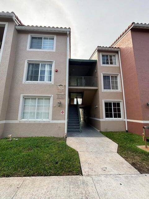 This 3 bedroom, 2 bathroom condo offers stunning lake views from the private balcony and a fantastic location near Park Vista High School, eateries, shopping malls, and quick access to ...