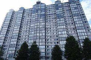 Two Bedrooms Plus Solarium 1200 Sqft Corner Unit Overlooking Lake In Downtown Mississauga Near Square One.