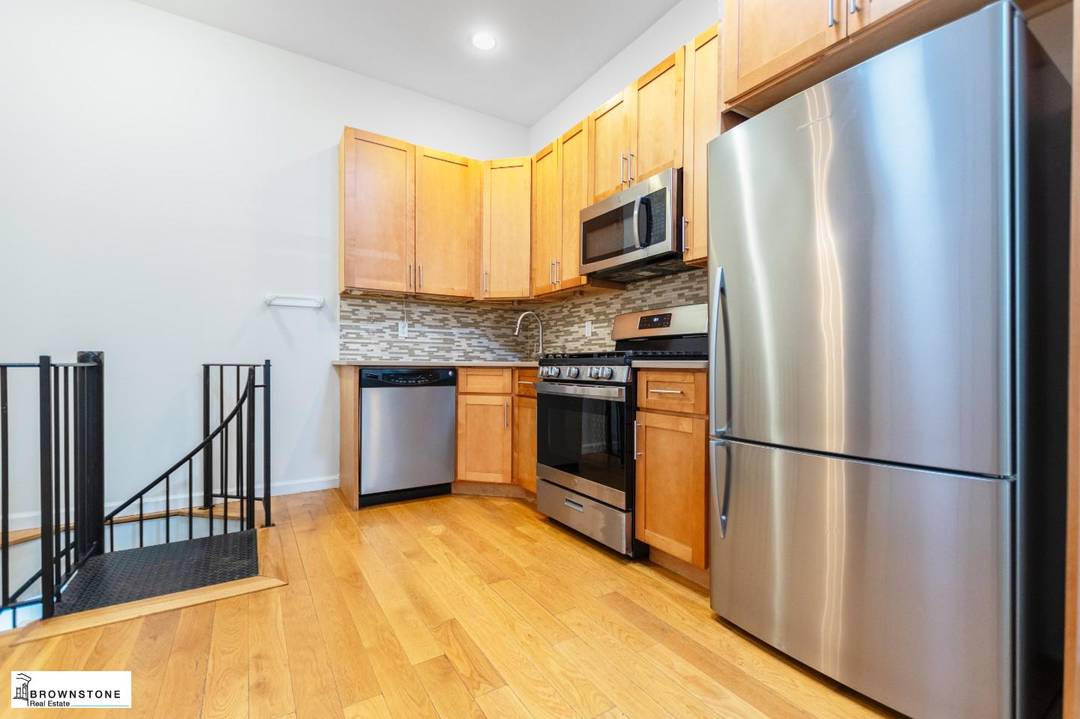 Tucked away on a quiet, tree lined street, this charming duplex apartment features one airy bedroom, full bathroom, washer and dryer, dishwasher, access to garden space, and large recreation room ...