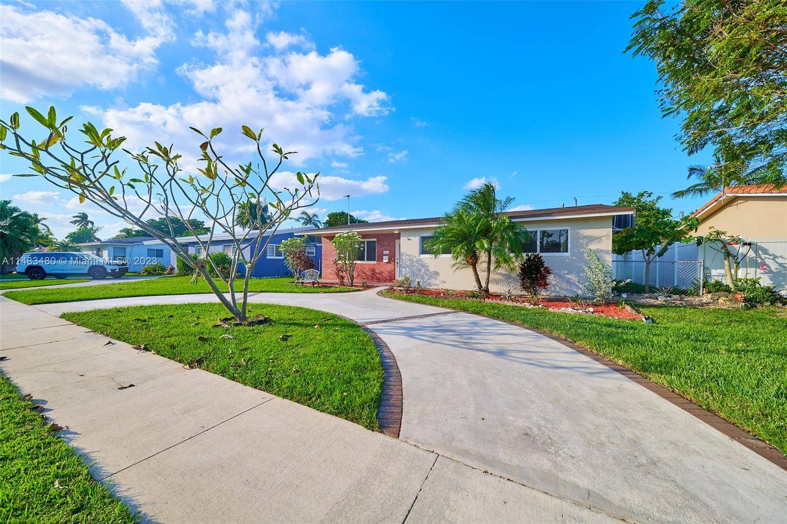 Huge Airbnb Friendly 3 bedroom 2 bath house on Coolidge St a charming, quiet residential side street and only 5 minutes from the beach !