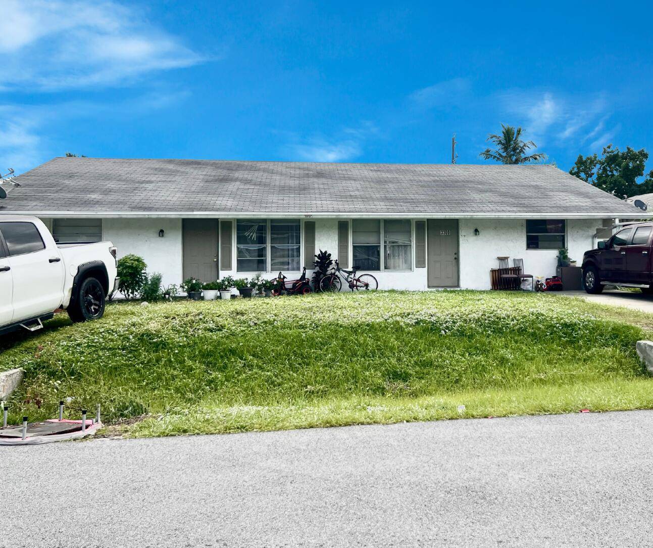 Don't miss this excellent opportunity to own a well maintained, income generating duplex in Stuart with no HOA !