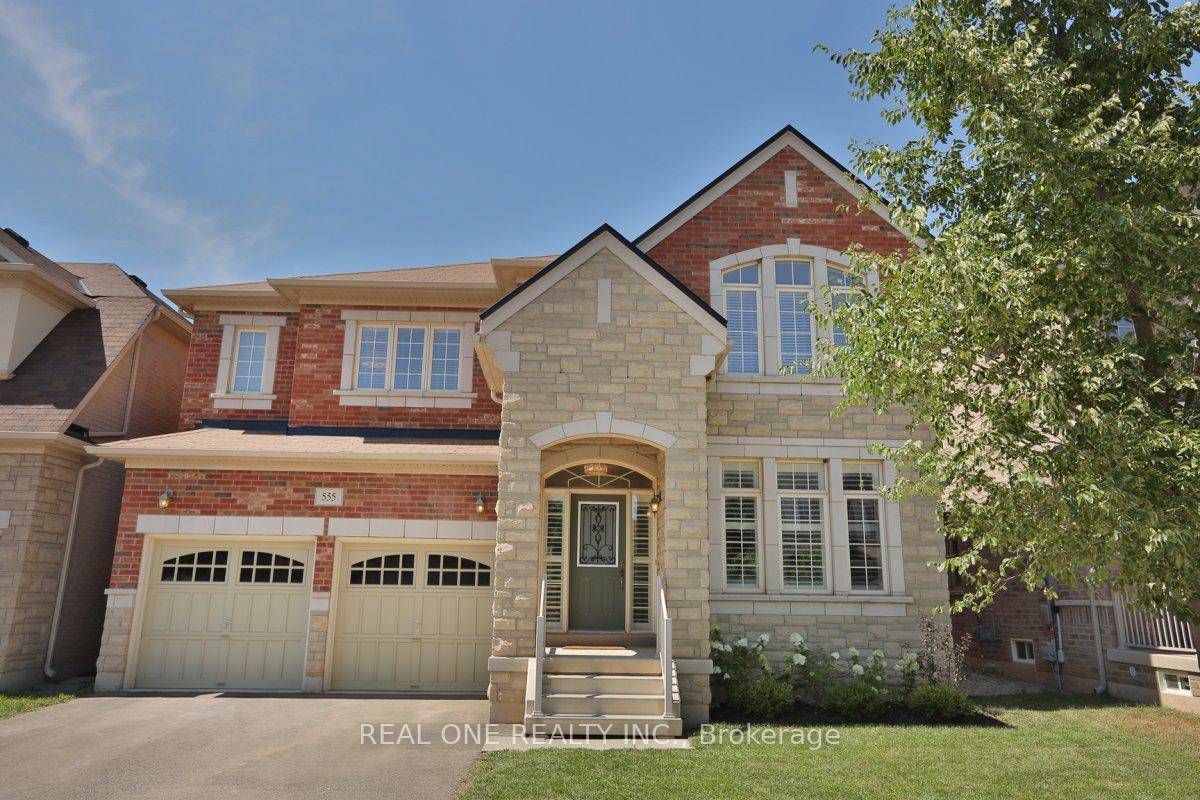 Nestled in Oakville's prestigious Woodland Trails, this stunning 3300 sqft detached home sits on a 45 ft wide lot and offers 4 spacious bedrooms a versatile upper loft easily converted ...
