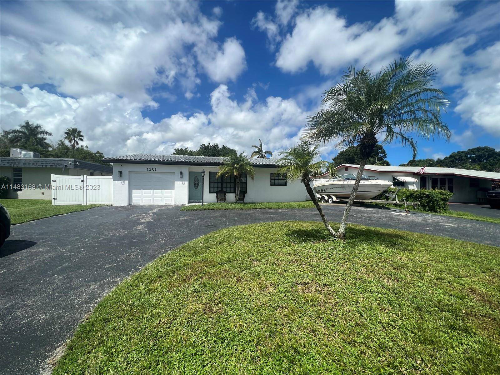 BEAUTIFUL 3 BEDROOMS AND 2 BATHROOMS HOUSE, WITH AMAZING NICE AND FENCE PRIVATE PATIO WITH SPARKLING POOL, BRIGHT AND OPEN FLOOR PLAN, NICE SIDE FOR FAMILY AND DINNING ROOM PLUS ...