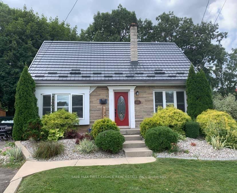 RECENTLY RENOVATED CHARMING SUN FILLED BUNGALOW !