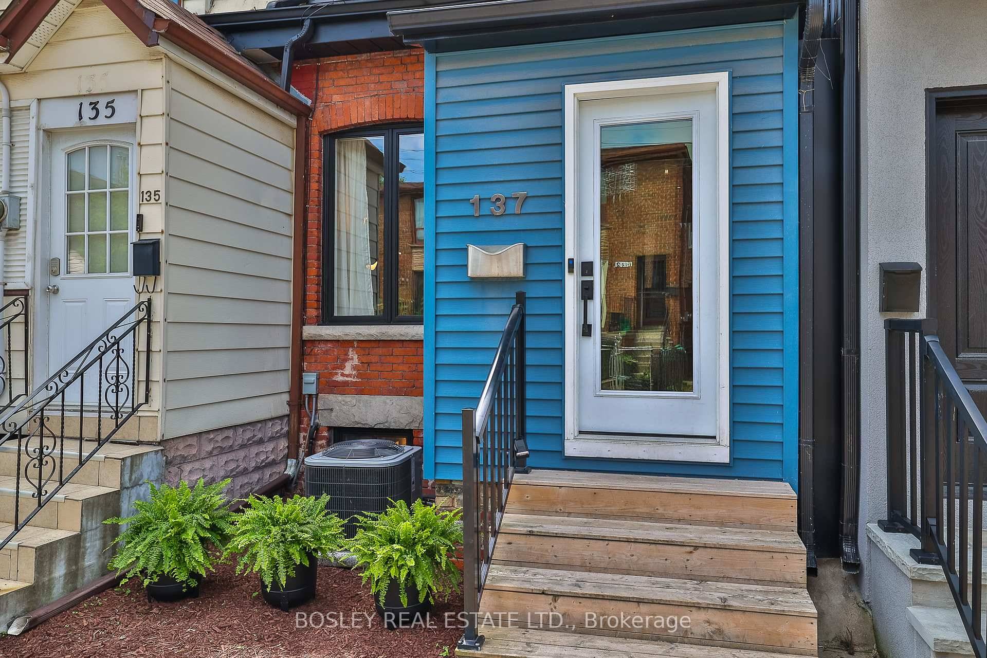 137 Wolseley is a charming end row house just like a semi !