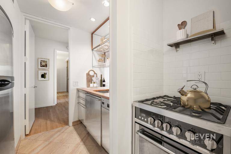 All OH by appointment CENTRAL PARK VIEWS FROM ATOP MoMAHigh above Midtowns art and cultural corridor sits a home that truly embodies New York refinement.