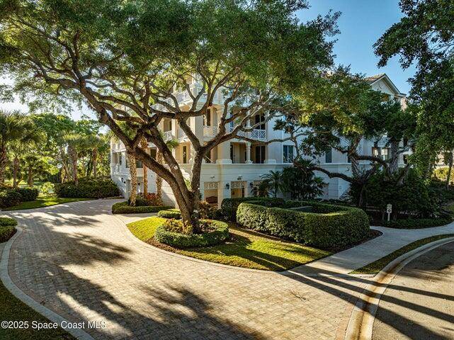 EXQUISITE IMPECABBLE LAKESIDE PENTHOUSE WITH THE HIGHEST STANDARDS OF MAINTENANCE AND CUSTOMIZATION.